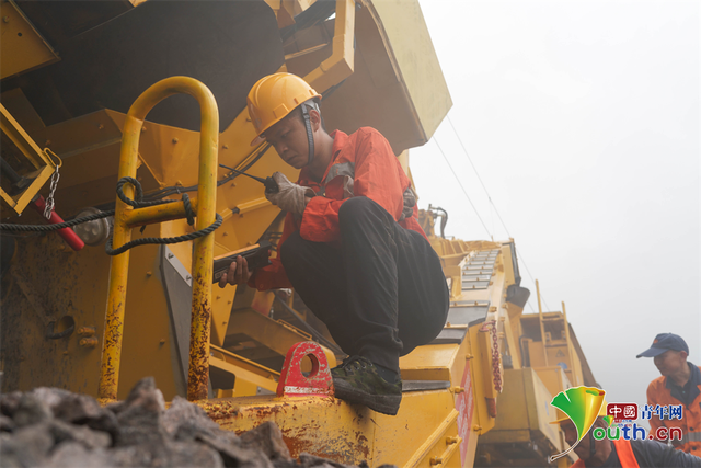 沪昆铁路江西段首次进行机械化桥梁清筛作业