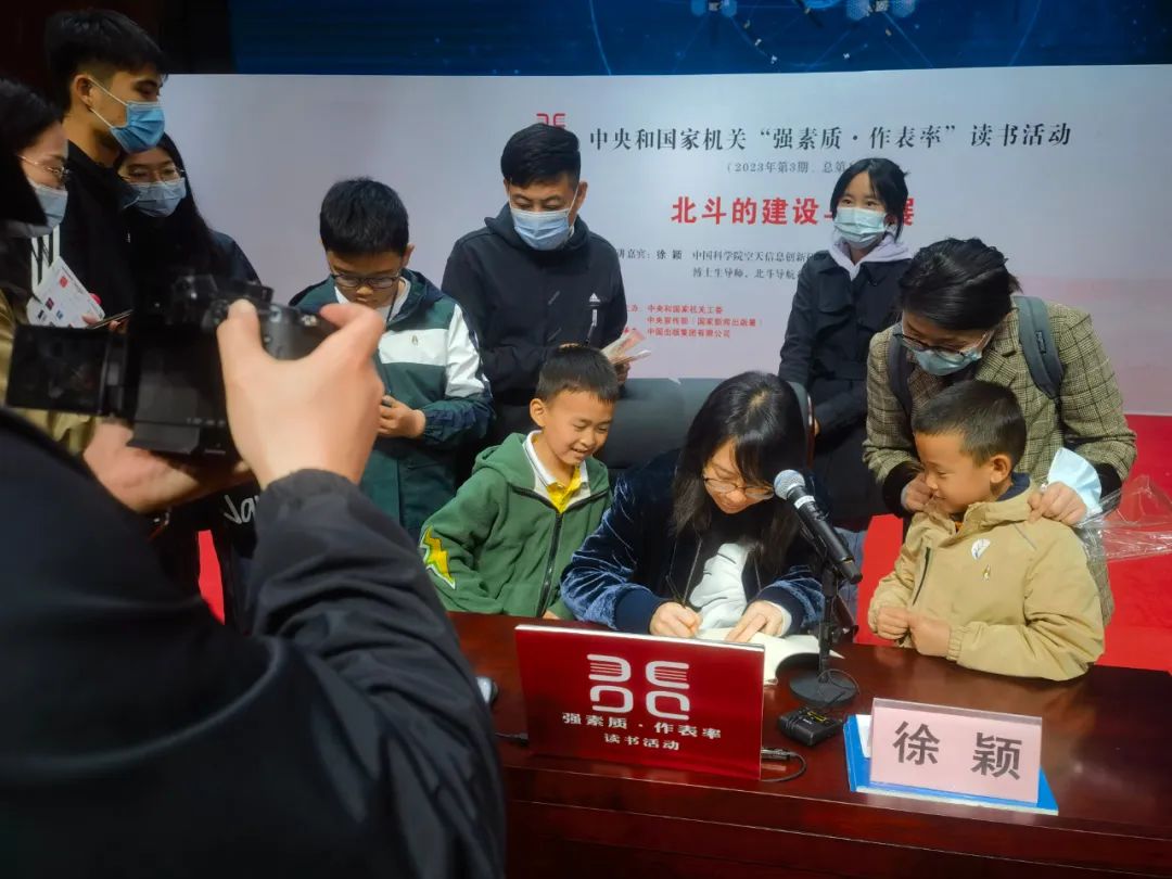 图为活动结束后小朋友找徐颖老师签名合影.