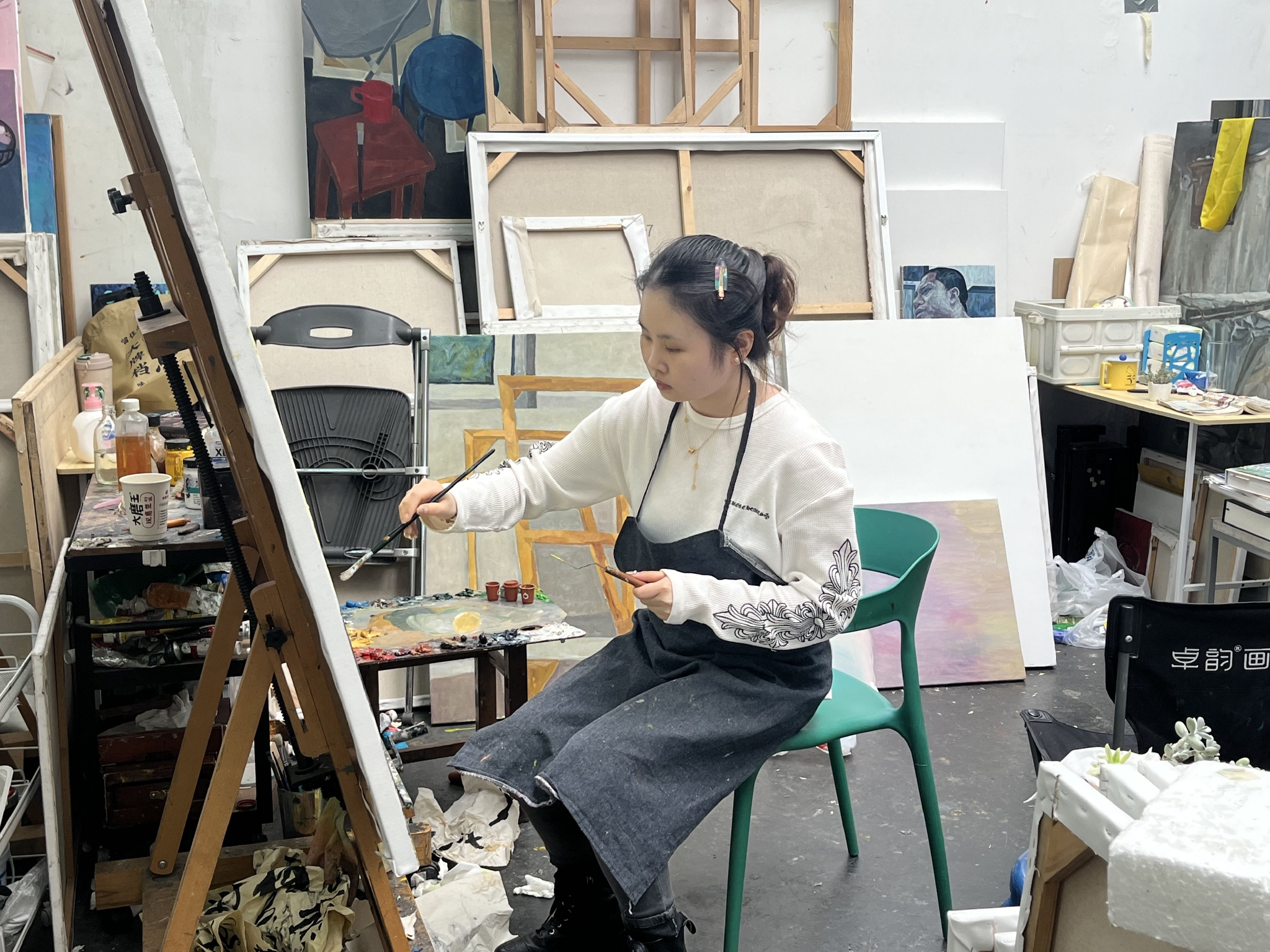 张筱苒正在进行油画创作.本人供图