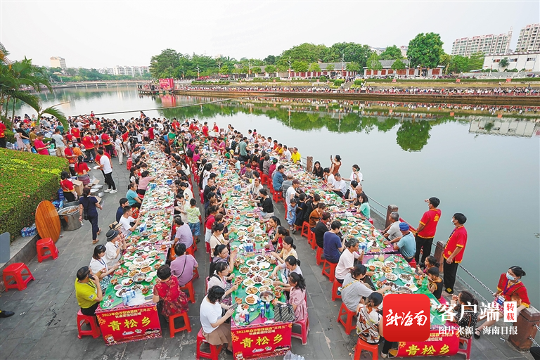 4月22日,为庆祝"三月三"的到来,白沙在南叉河畔摆起长桌宴.