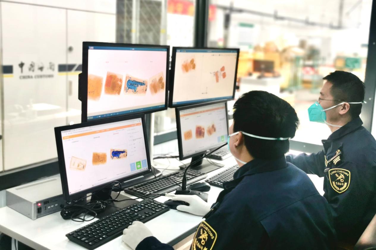长春海关所属长春邮局海关关员运用ct机进行查验