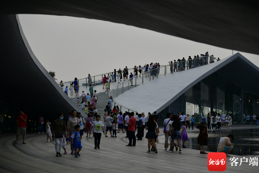 傍晚日落时分,前来"天空之山"打卡的市民游客络绎不绝.记者 陈卫东 摄