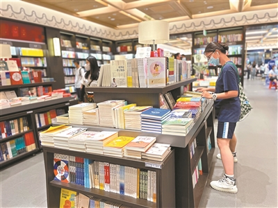 广州市北京路新华书店,不少市民逛书店看书.