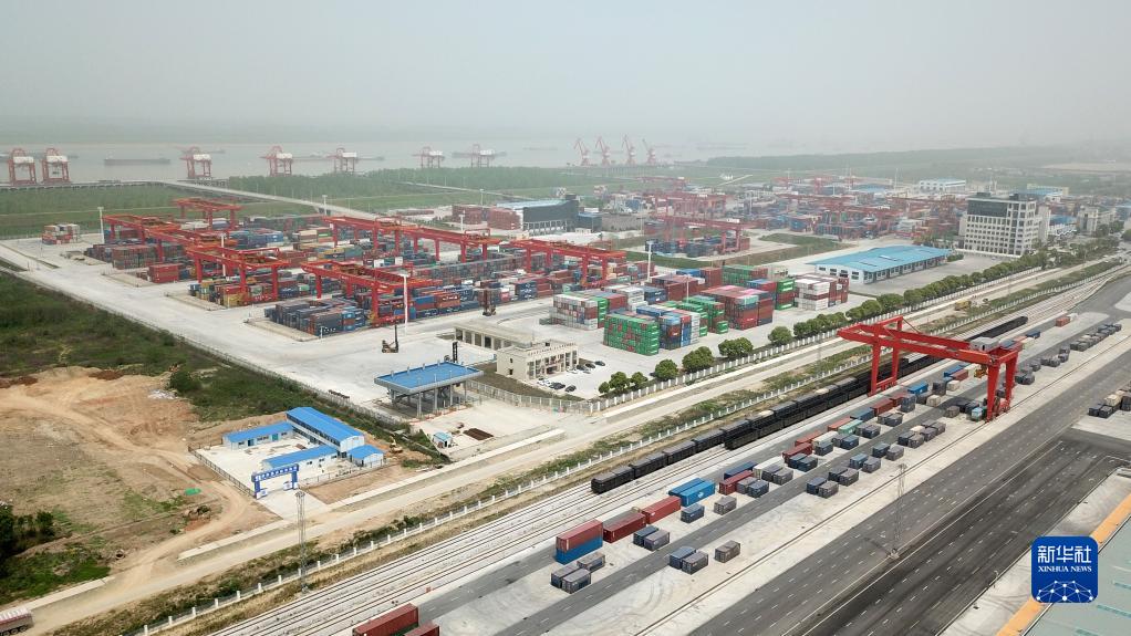 这是4月12日在湖南岳阳拍摄的城陵矶港国际集装箱码头和多式联运物流