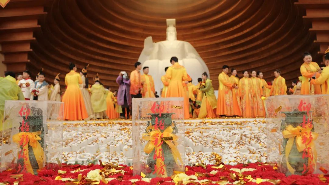 仰韶酒业董事长侯建光受邀参加拜祖大典，献五谷恭拜黄帝！