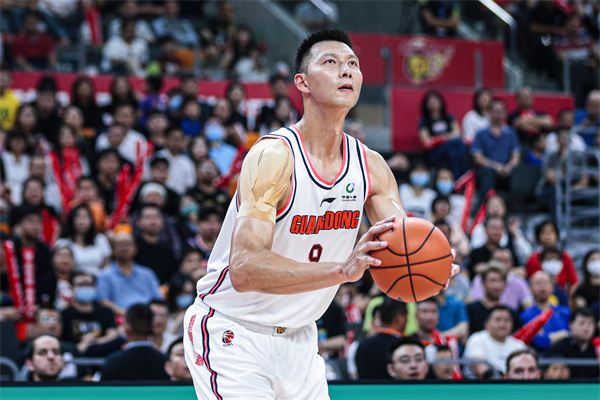 图说:易建联在比赛中