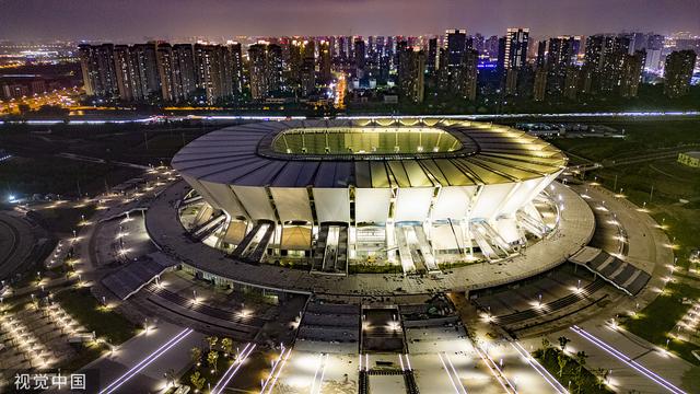 江苏昆山:奥体中心开启灯光调试工作