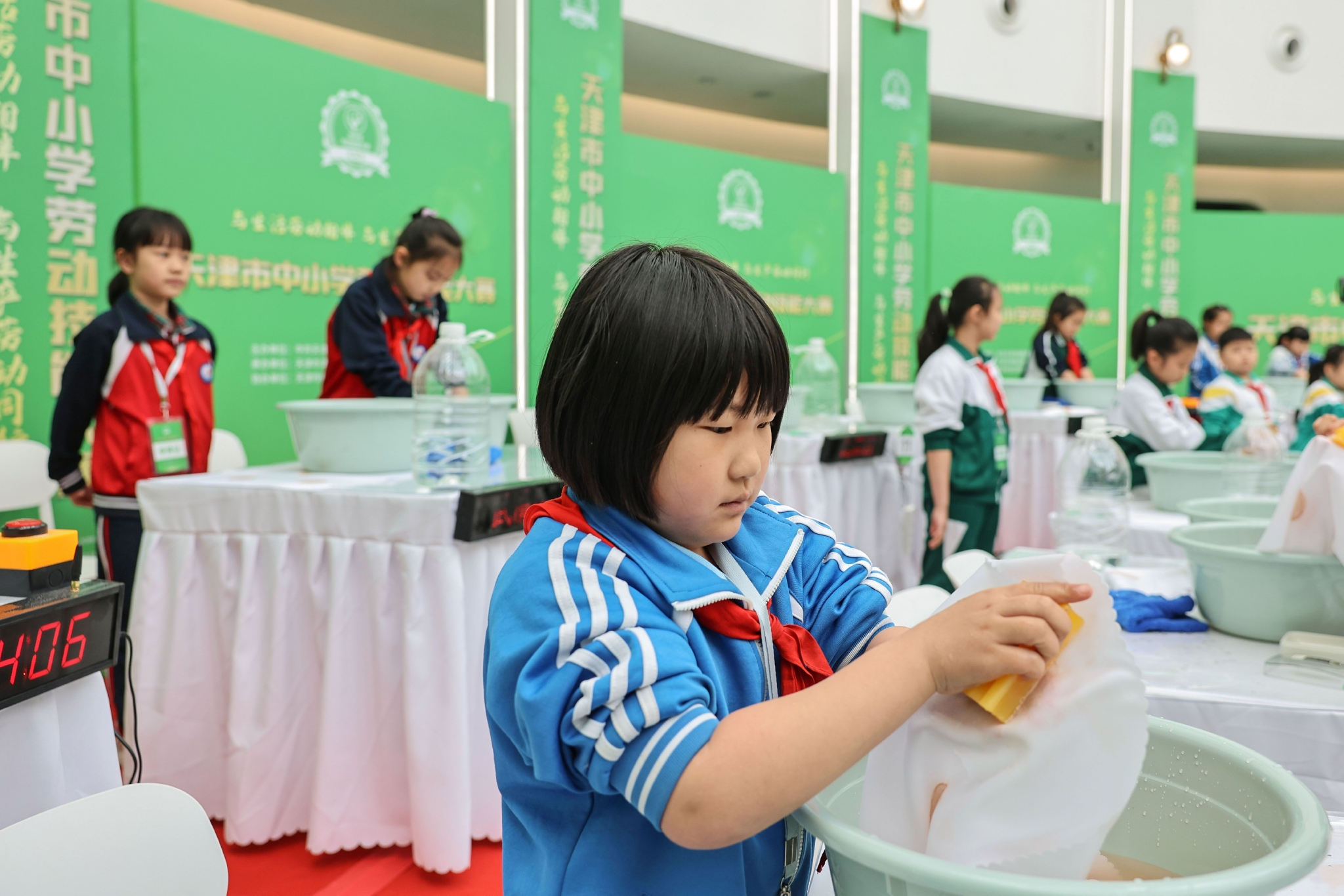 天津市中小学劳动技能大赛现场.陈欣然摄