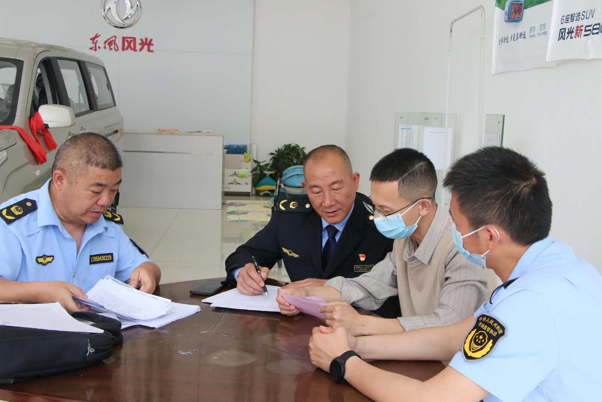 松滋市市场监管局执法人员调查取证.吴采平/摄