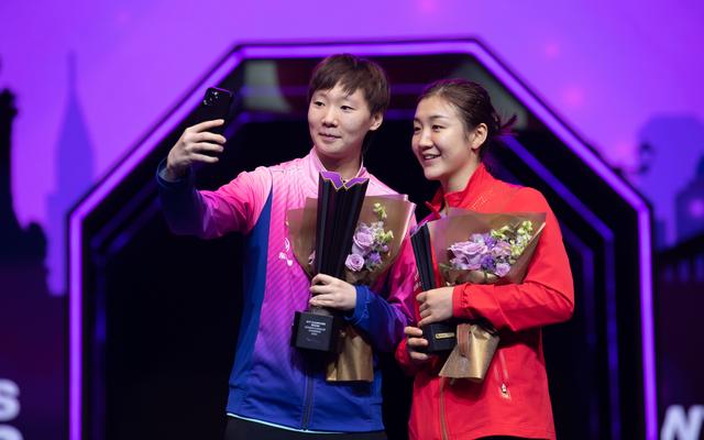 王曼昱(左)夺冠后与陈梦合影. 图/新华社