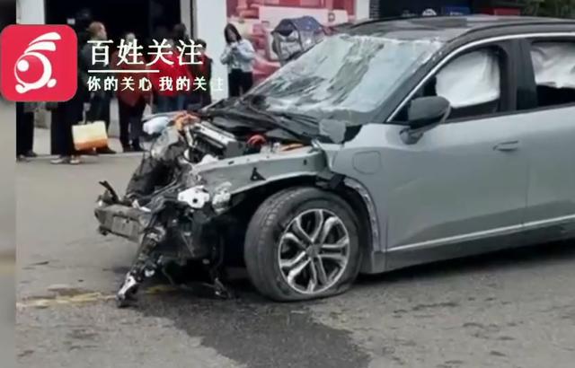 成都一电车与多车相撞 有人员伤亡，交警部门：事故原因进一步调查中