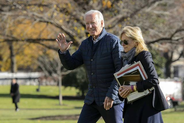 日,美国华盛顿特区,美国总统拜登和第一夫人吉尔·拜登在白宫穿过草坪