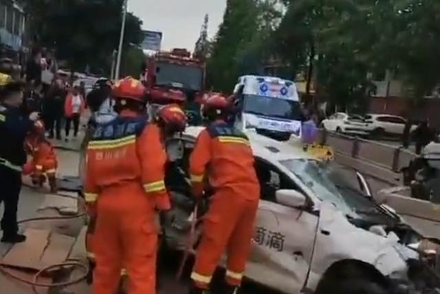 成都一电车与多车相撞 有人员伤亡，交警部门：事故原因进一步调查中