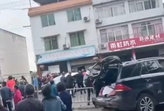 成都一电车与多车相撞 有人员伤亡，交警部门：事故原因进一步调查中