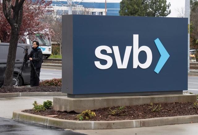 ▲当地时间2023年3月10日，美国加利福尼亚州圣克拉拉市硅谷银行总部外拍摄的银行标识。图/新华社