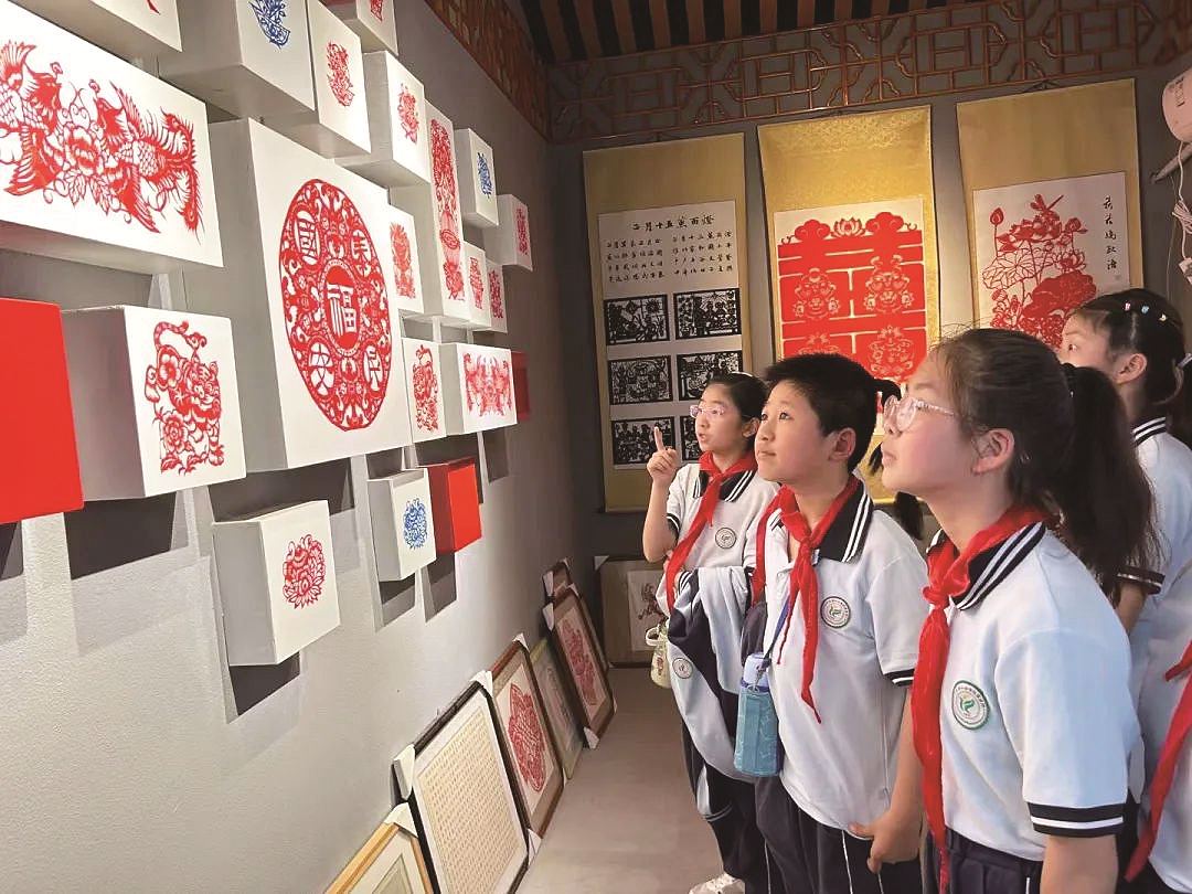 学生们参观剪纸工作室