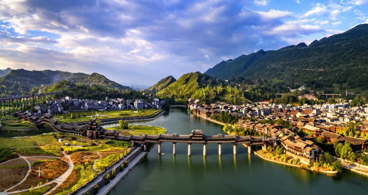 10万游客进黔江吃鸡杂