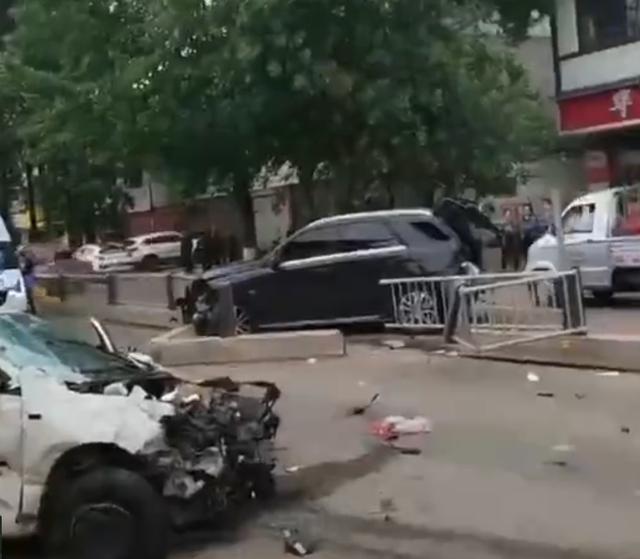 成都一电车与多车相撞 有人员伤亡，交警部门：事故原因进一步调查中