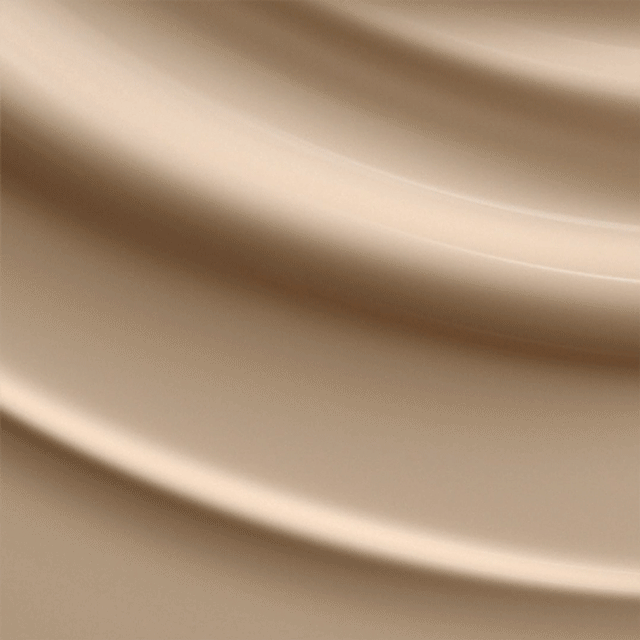 看这妆感，底妆就像丝缎一样牢牢覆在皮肤上。