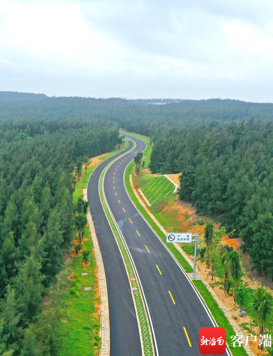 4月24日,记者航拍旅游公路木兰湾段,目前道路行车线规划完毕.