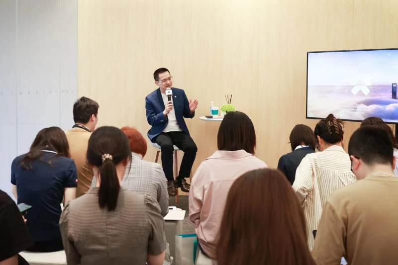 蔚来联合创始人,总裁秦力洪接受媒体采访(图片来源:企业供图)