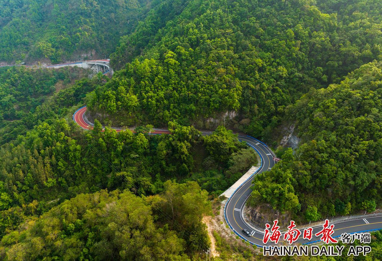 4月22日,国道g361什邦线在鹦哥岭的山谷中蜿蜒.