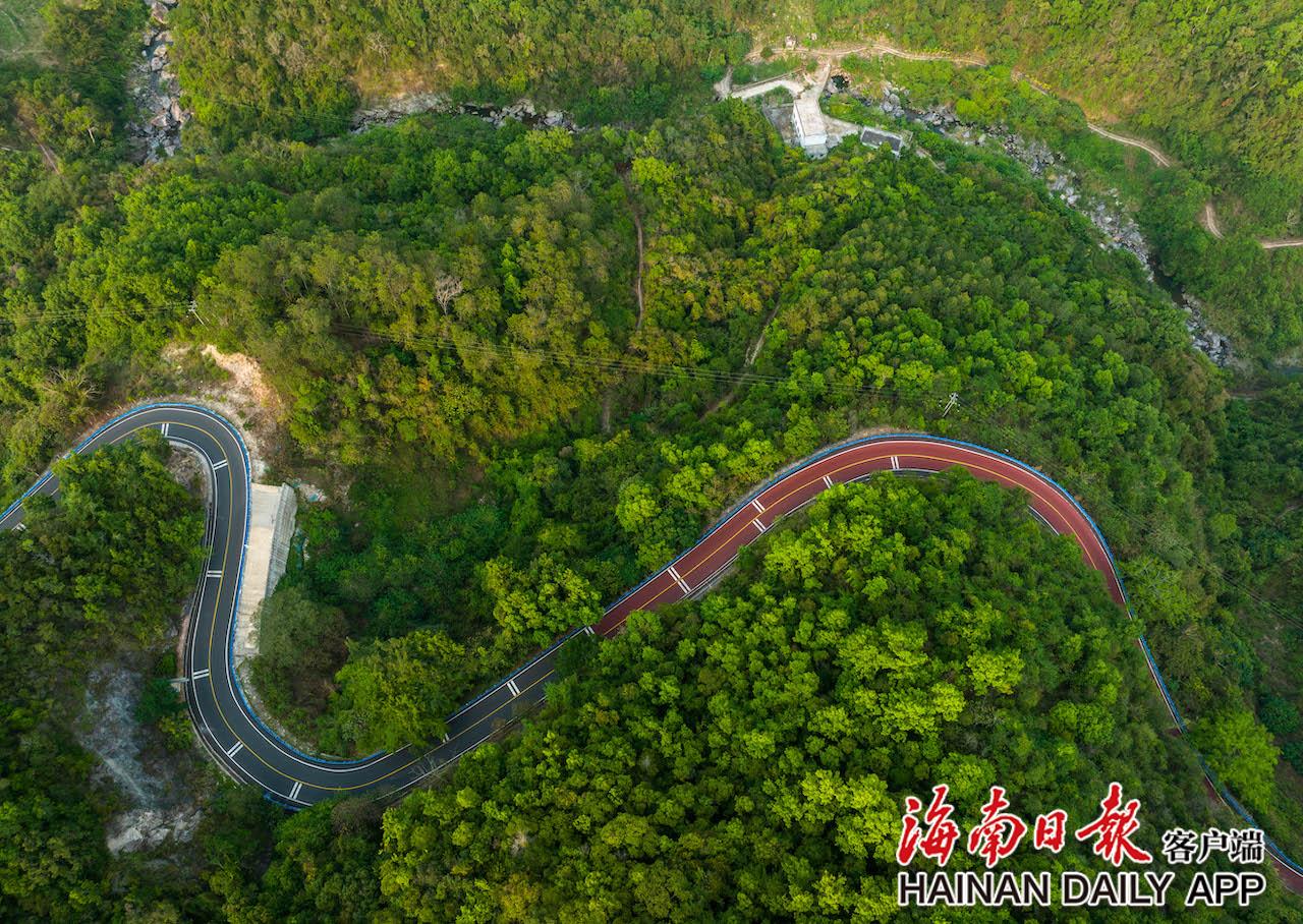 4月22日,国道g361什邦线在鹦哥岭的山谷中蜿蜒.