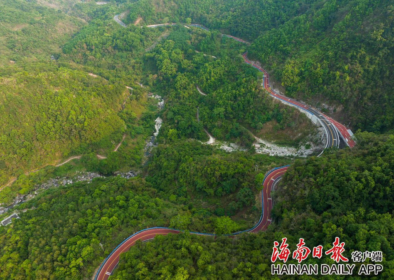 4月22日,国道g361什邦线鹦哥岭段沿线风景美丽.