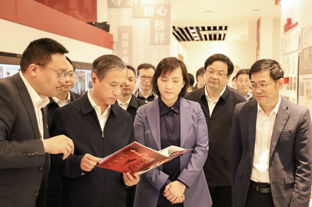 4月20日,钱锋实地调研杭州市退役军人服务中心.林琪莹 摄