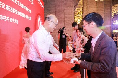 　　思明区委书记林重阳为众合云科颁发思明区经济贡献奖