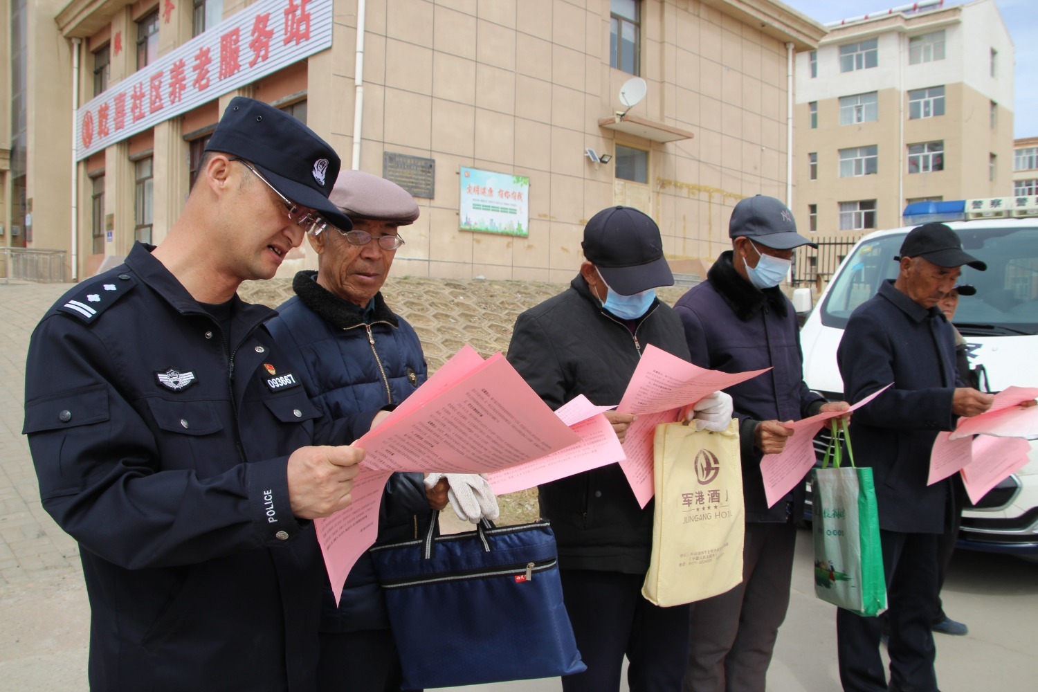 百名民警进社区开启反诈宣传精准滴灌模式