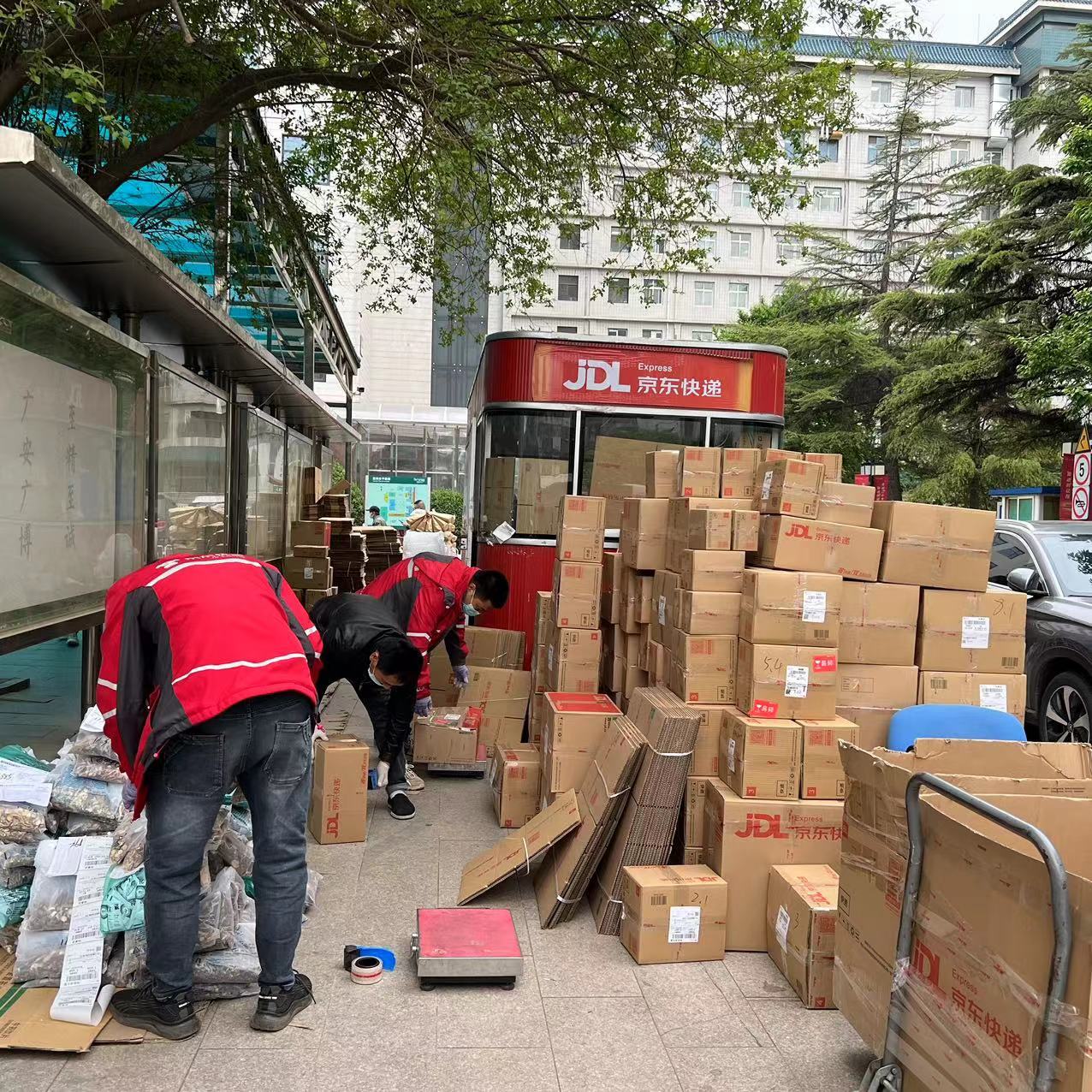 日均揽收一两千件首个快递服务接入医院系统京东快递官宣广安门模式
