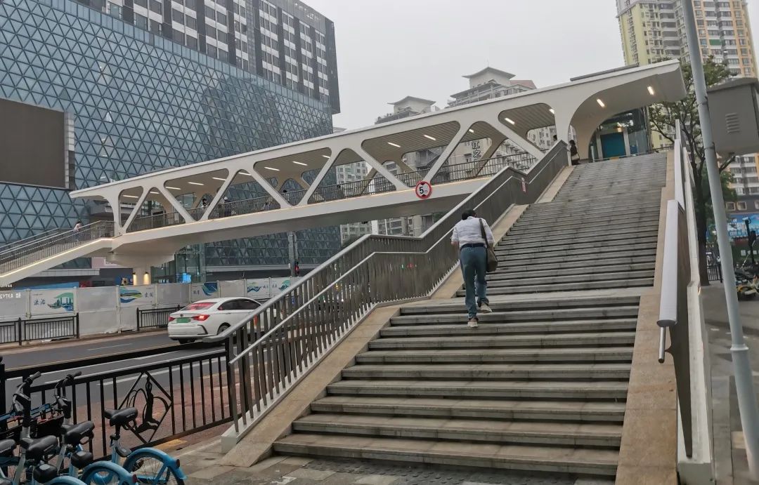 扬名广场前方天桥.李建束/摄