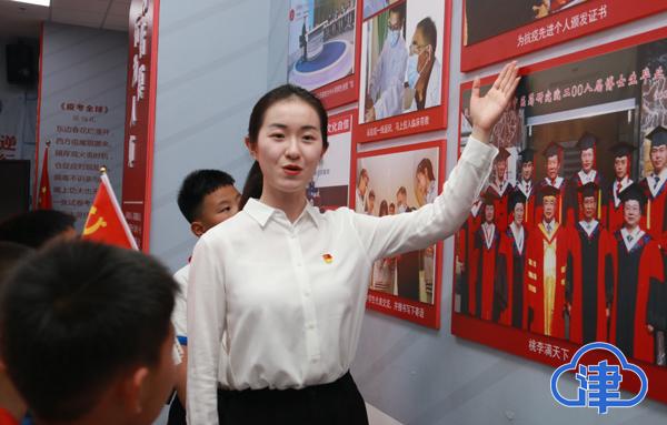 学生参观张伯礼抗疫事迹展室