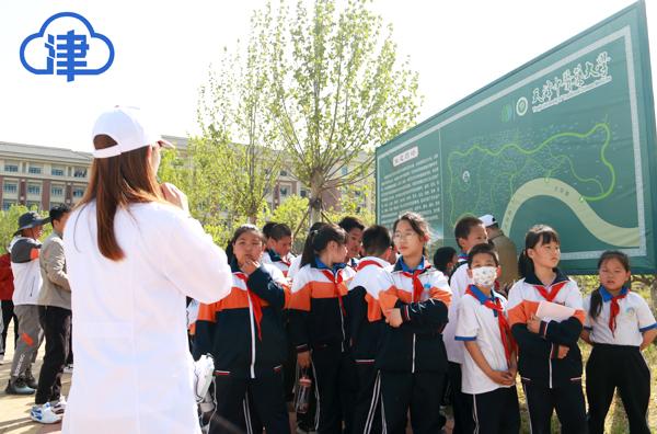 学生参观天津中医药大学药岭