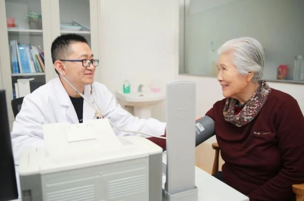 △于学松为家园长辈进行日常检查