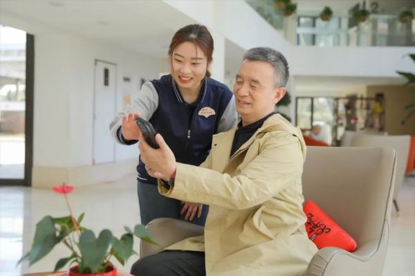 △周游与家园长辈在一起 ?