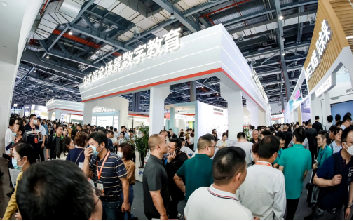 图：展会现场人潮涌动