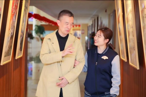 △周游与家园长辈在一起 ?