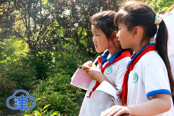 学生参观天津中医药大学药岭