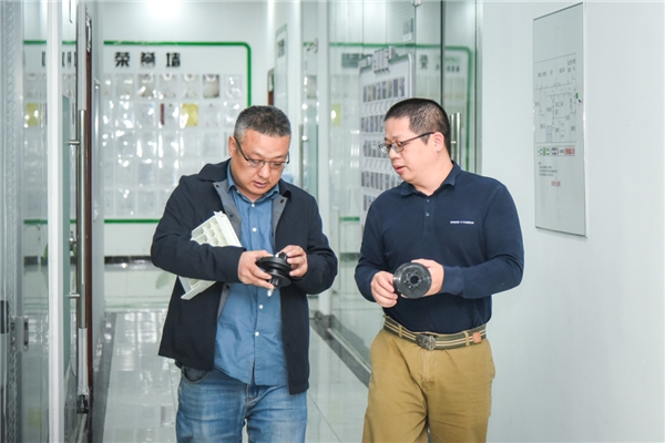 ▲采访间隙，李董也在和团队争分夺秒地讨论产品细节