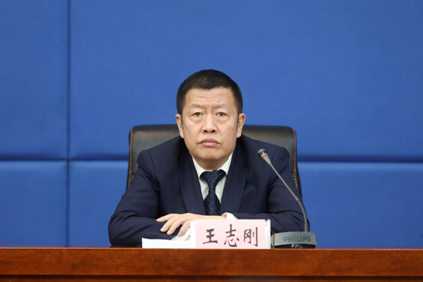 哈尔滨市交通运输局局长王志刚介绍情况.