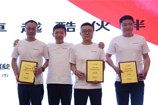 图：酷派中国区总裁陈志辉给卓越酷伙伴颁奖