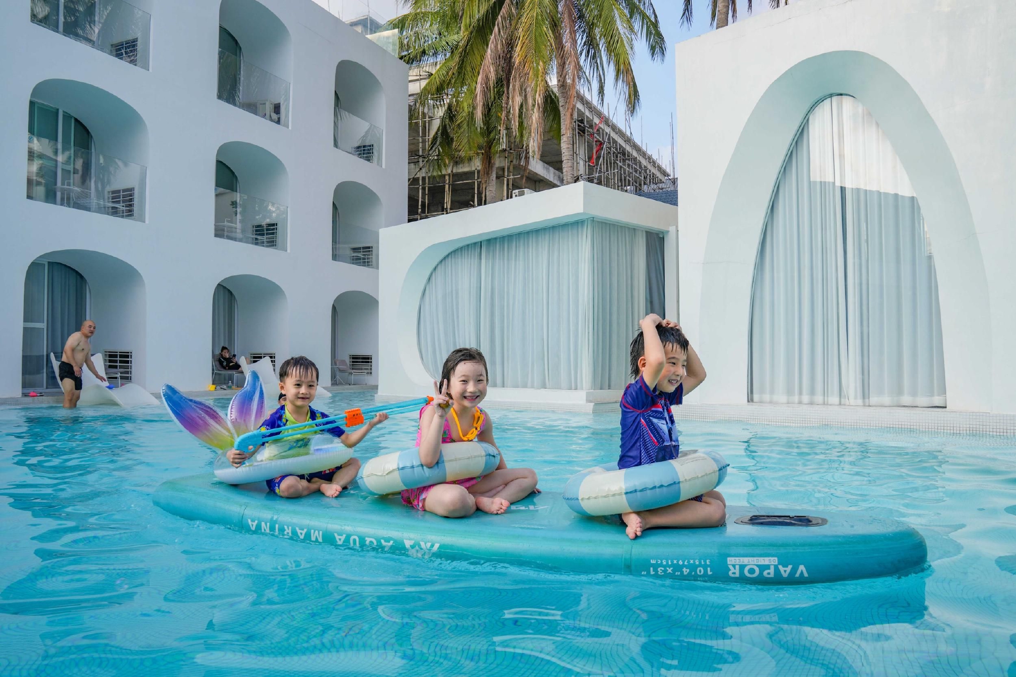 4月24日,在三亚市博后村若逸民宿,小朋友在泳池内开心玩耍,享受度假