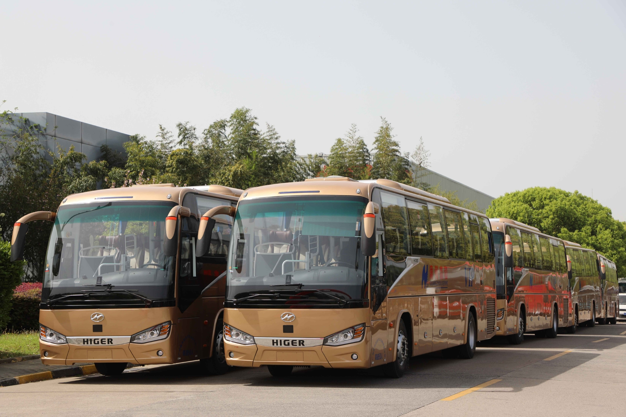 批量高端旅游大巴交付!苏州金龙携手广州森和迎接旅游业"春天"