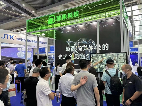 (臻像光场屏在高交会展示中引来围观)