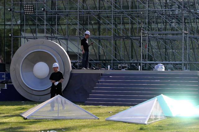 施工人员正在北京音乐产业园内搭建舞台.新京报记者 王飞 摄