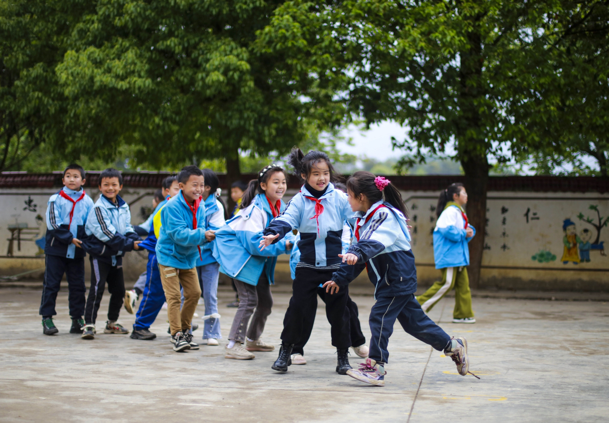小学生在课间玩老鹰捉小鸡游戏.通讯员 周训超 摄