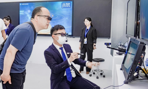 工作人员现场介绍希沃VR一体机功能。 受访者供图