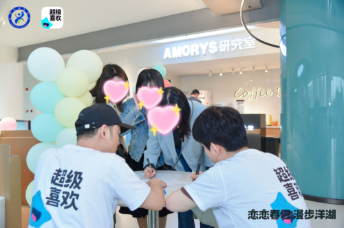 图为报名成功的嘉宾凭身份证和活动短信现场签到